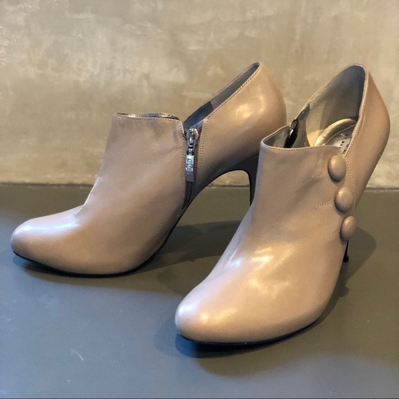 GUESS Ankle Bootie Heel - Picture 2 of 4